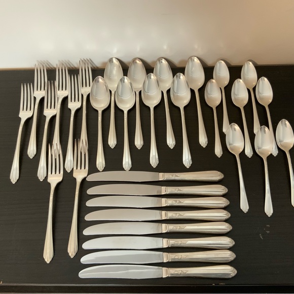 W. M. Roger’s Silverplate Flatware Set in Display Case - Picture 4 of 15